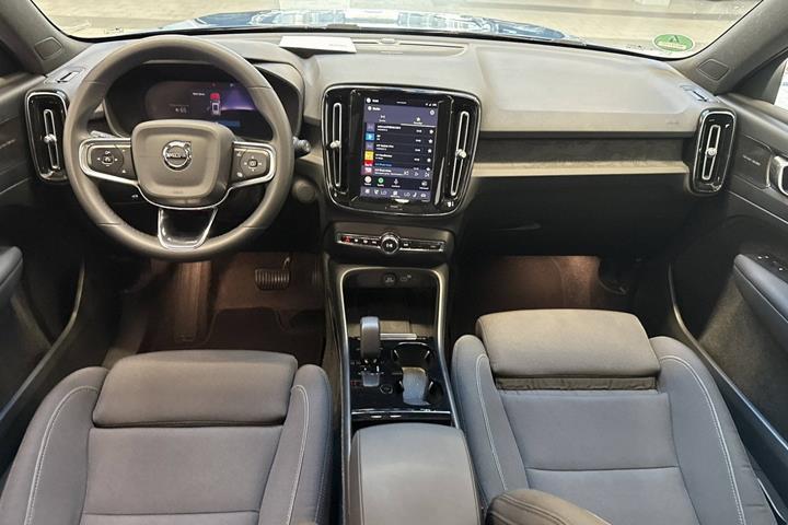 Blå Volvo XC40 fra 2023