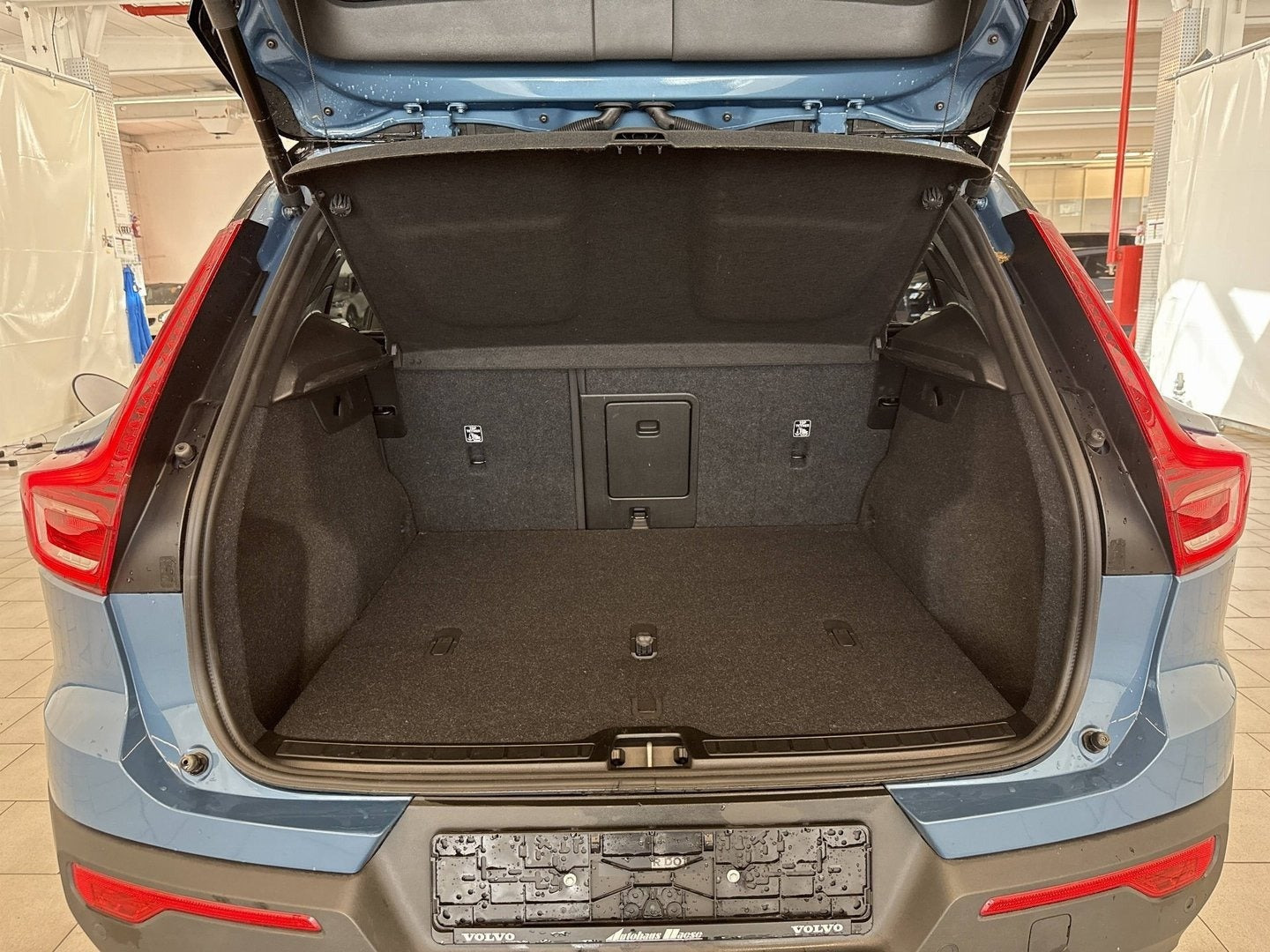 Blå Volvo XC40 fra 2023