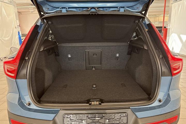 Blå Volvo XC40 fra 2023