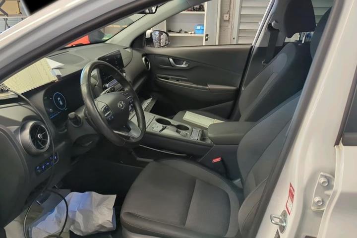 Hvid Hyundai Kona fra 2023