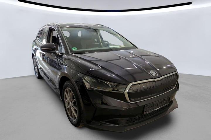 Sort Skoda Enyaq fra 2022 set udefra