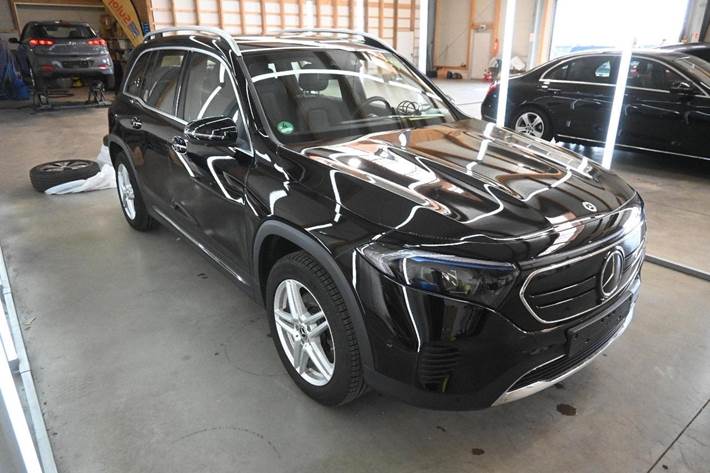 Sort Mercedes EQB250 fra 2023
