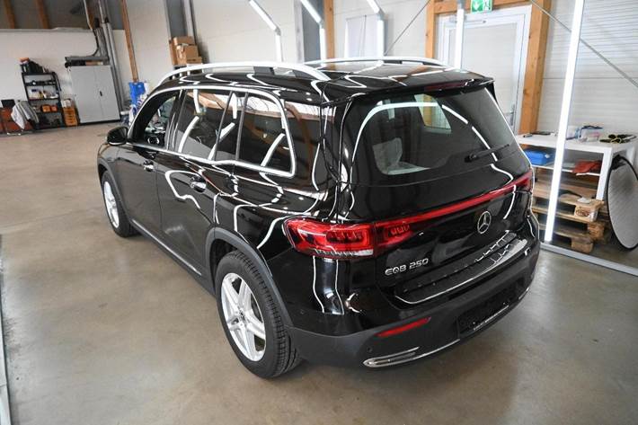 Sort Mercedes EQB250 fra 2023