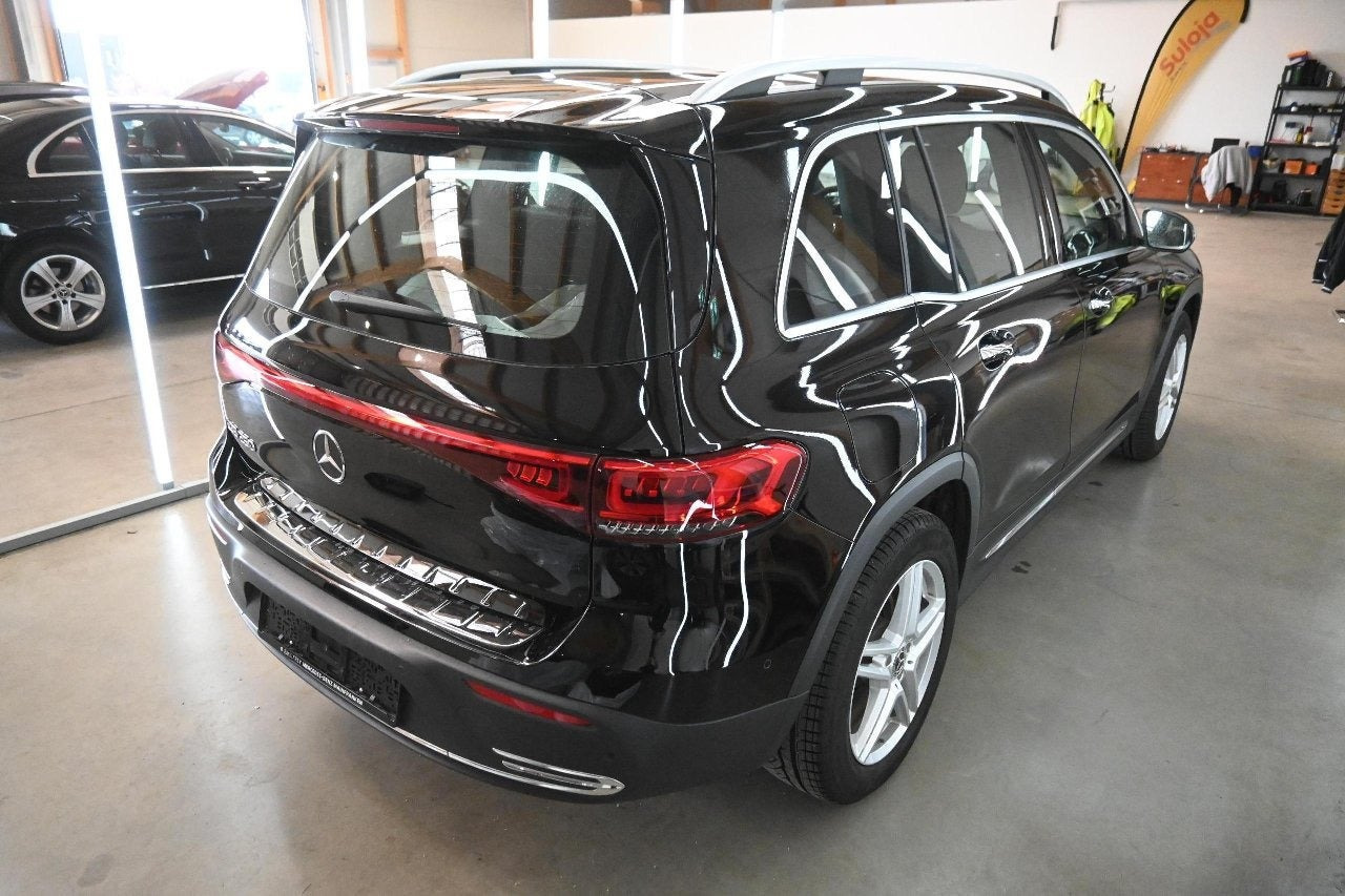 Sort Mercedes EQB250 fra 2023