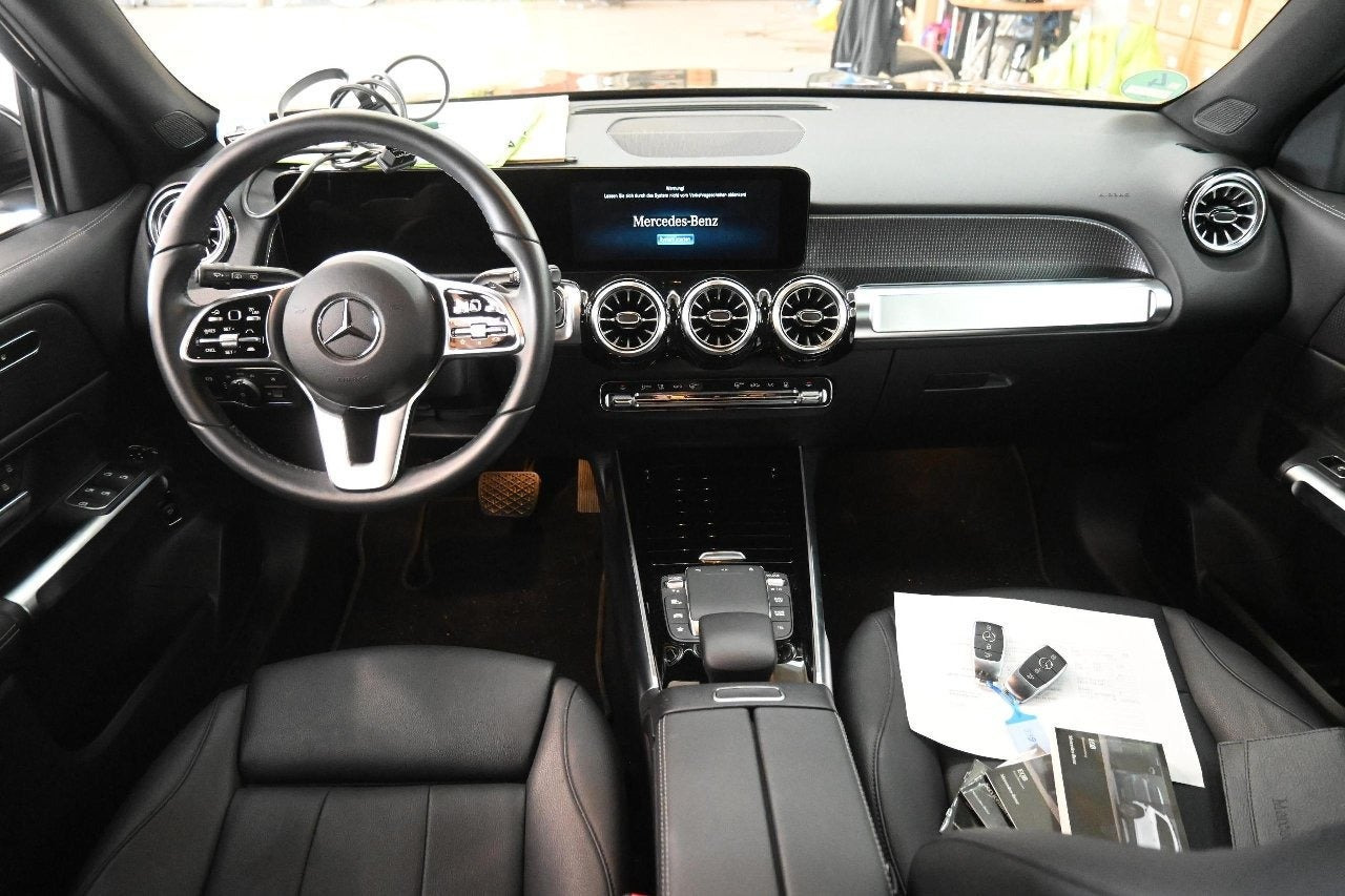 Sort Mercedes EQB250 fra 2023