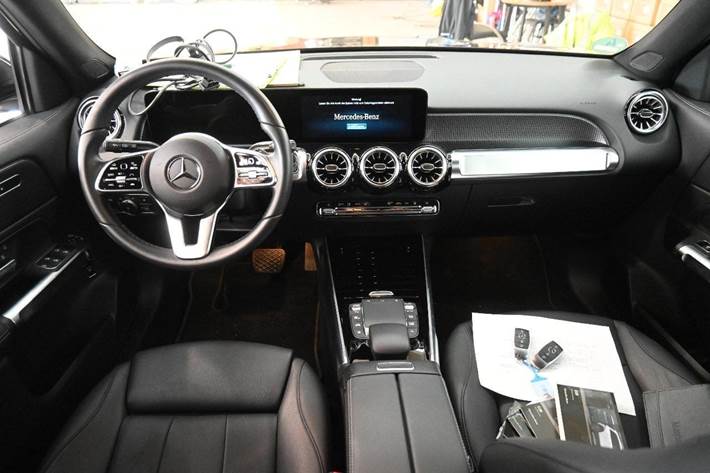 Sort Mercedes EQB250 fra 2023