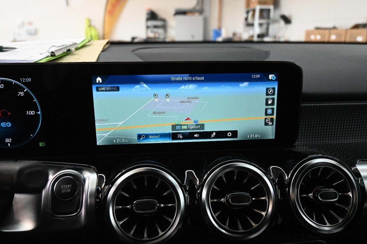 Sort Mercedes EQB250 fra 2023