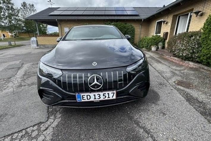Grå Mercedes EQE43 fra 2022