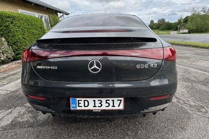 Grå Mercedes EQE43 fra 2022
