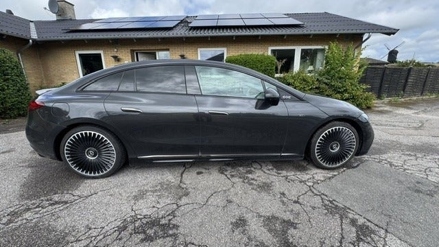 Grå Mercedes EQE43 fra 2022