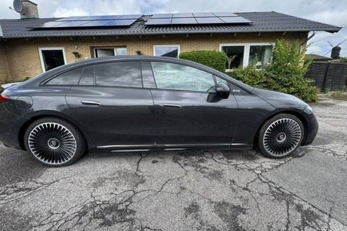 Grå Mercedes EQE43 fra 2022