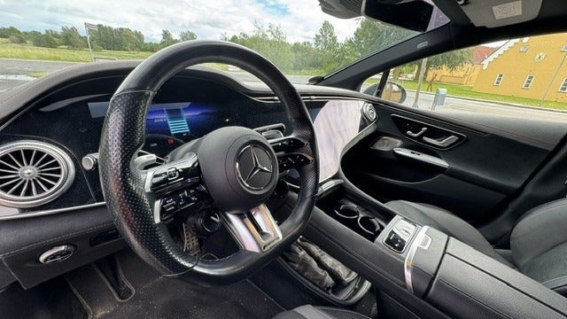 Grå Mercedes EQE43 fra 2022