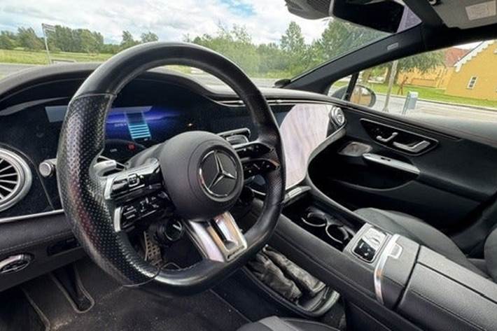 Grå Mercedes EQE43 fra 2022