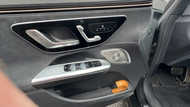 Grå Mercedes EQE43 fra 2022