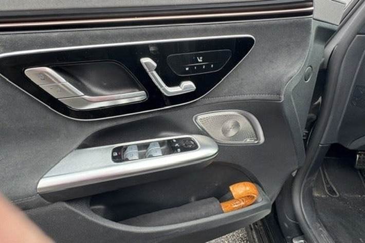 Grå Mercedes EQE43 fra 2022