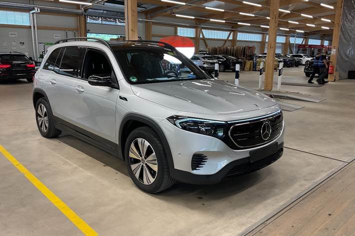 Sølv Mercedes EQB250 fra 2023