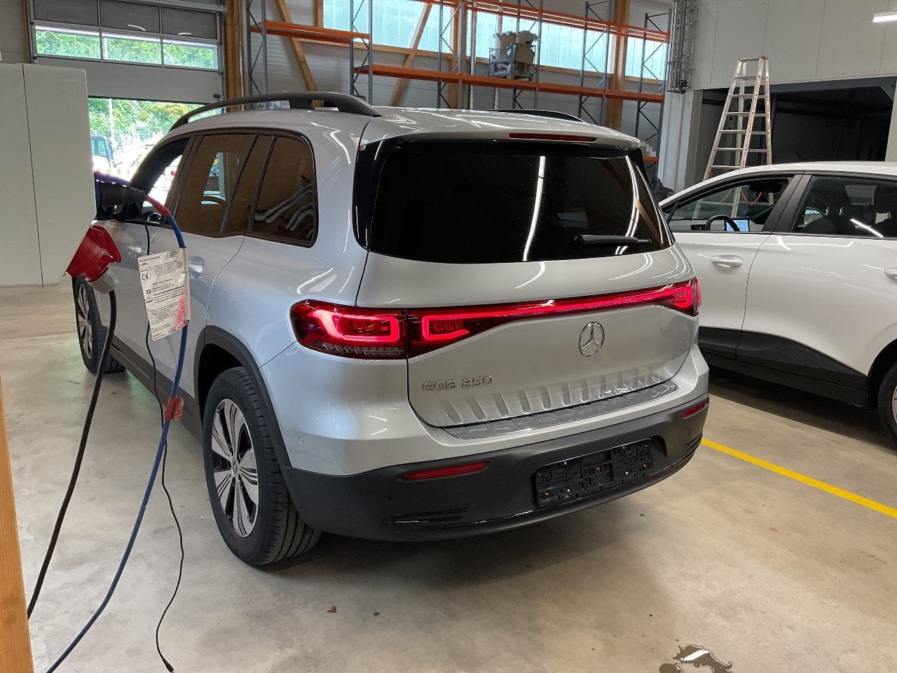 Sølv Mercedes EQB250 fra 2023