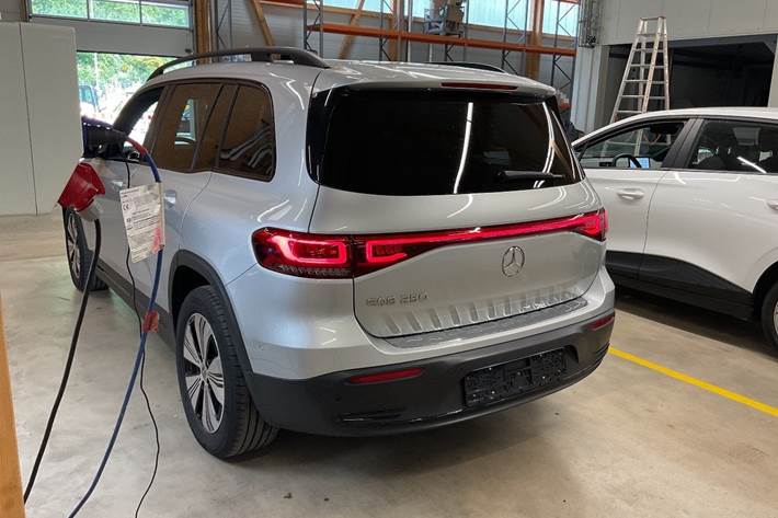 Sølv Mercedes EQB250 fra 2023