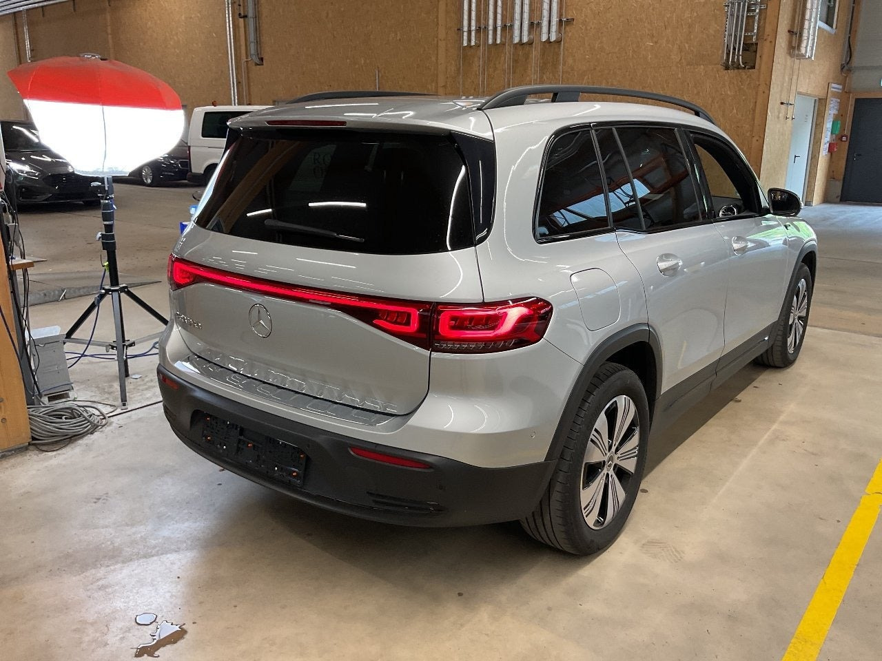 Sølv Mercedes EQB250 fra 2023