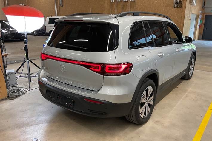 Sølv Mercedes EQB250 fra 2023