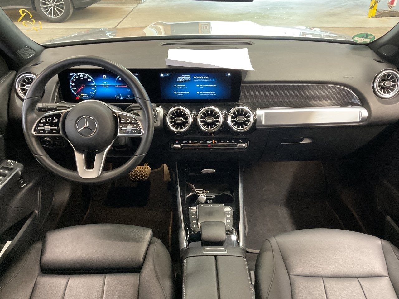 Sølv Mercedes EQB250 fra 2023