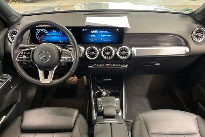 Sølv Mercedes EQB250 fra 2023