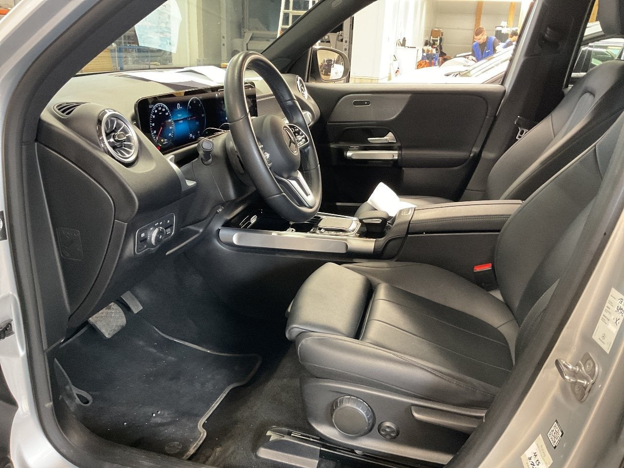 Sølv Mercedes EQB250 fra 2023