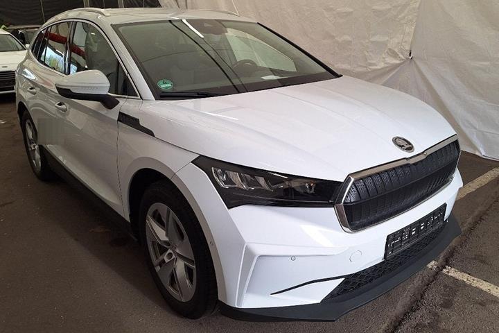 Hvid Skoda Enyaq fra 2022 set udefra
