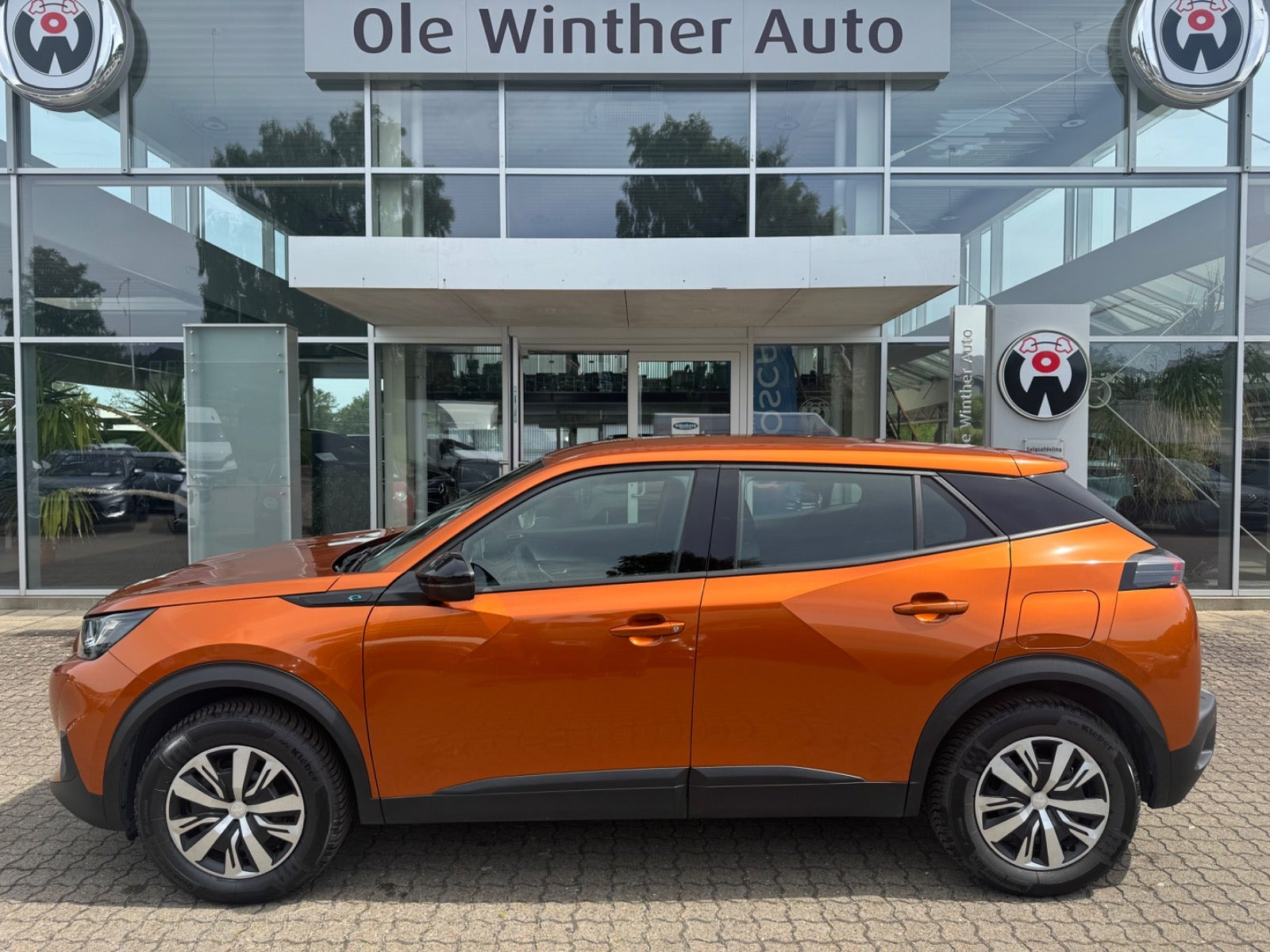 Orange Peugeot e-2008 fra 2023