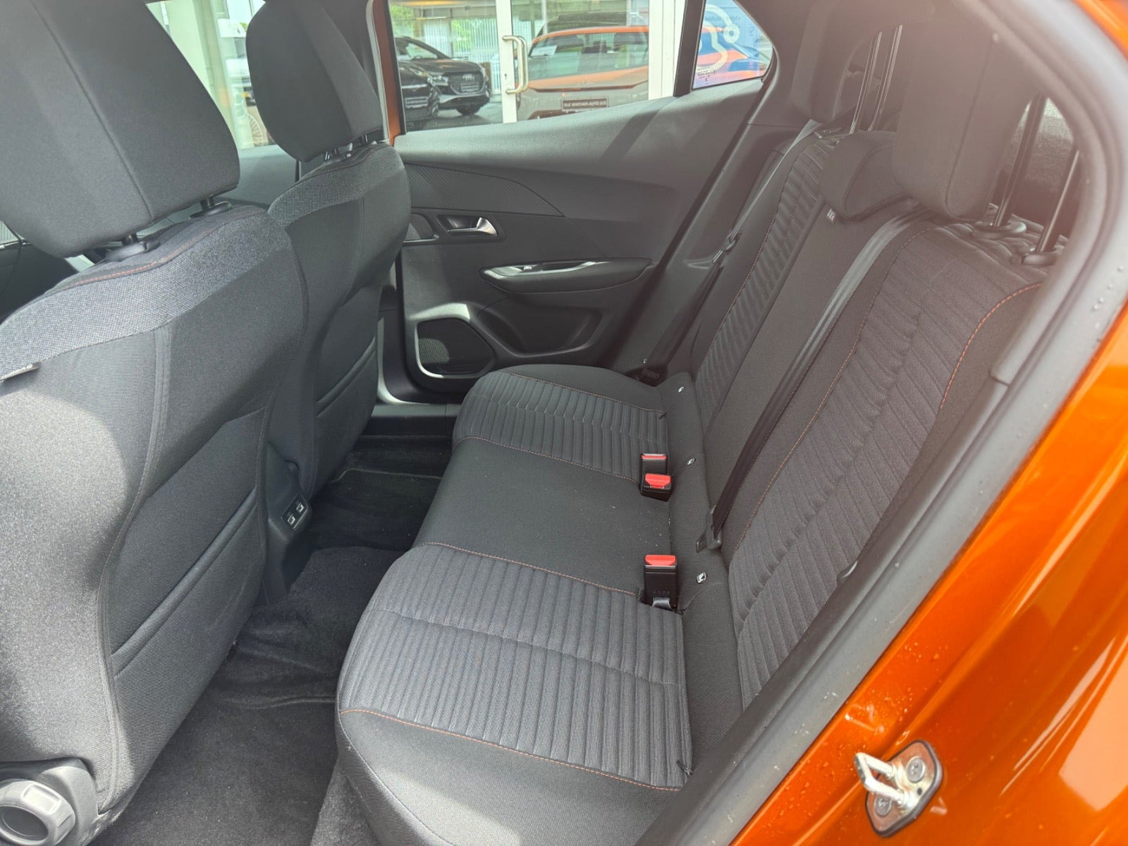 Orange Peugeot e-2008 fra 2023