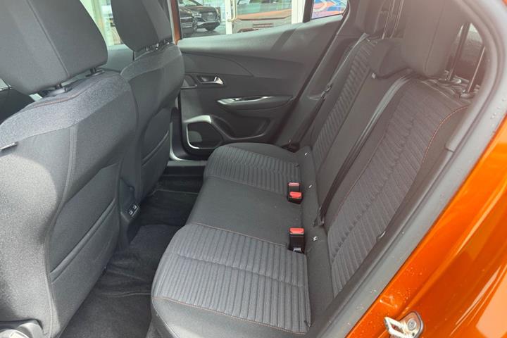 Orange Peugeot e-2008 fra 2023