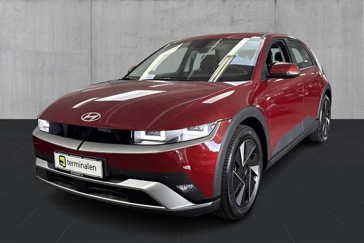 Rød Hyundai Ioniq 5 fra 2024 set udefra