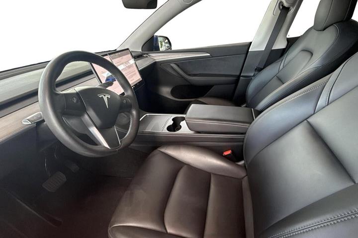 Blå Tesla Model Y fra 2021