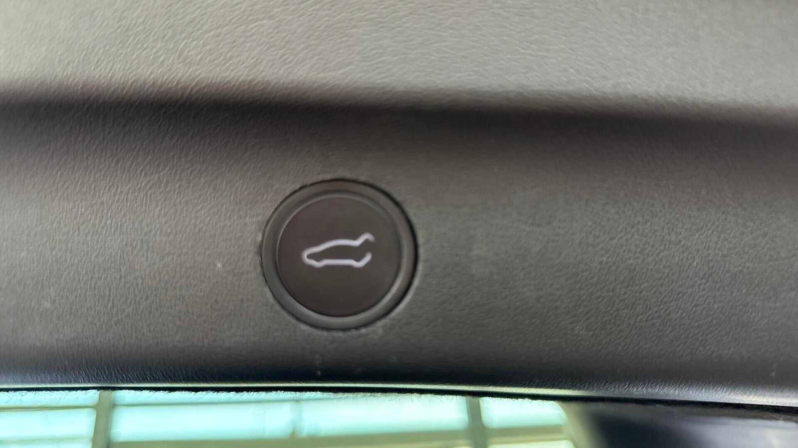 Blå Tesla Model Y fra 2021