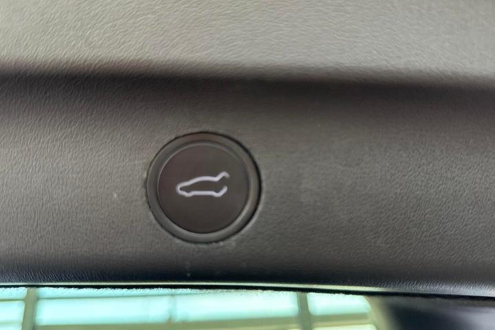 Blå Tesla Model Y fra 2021