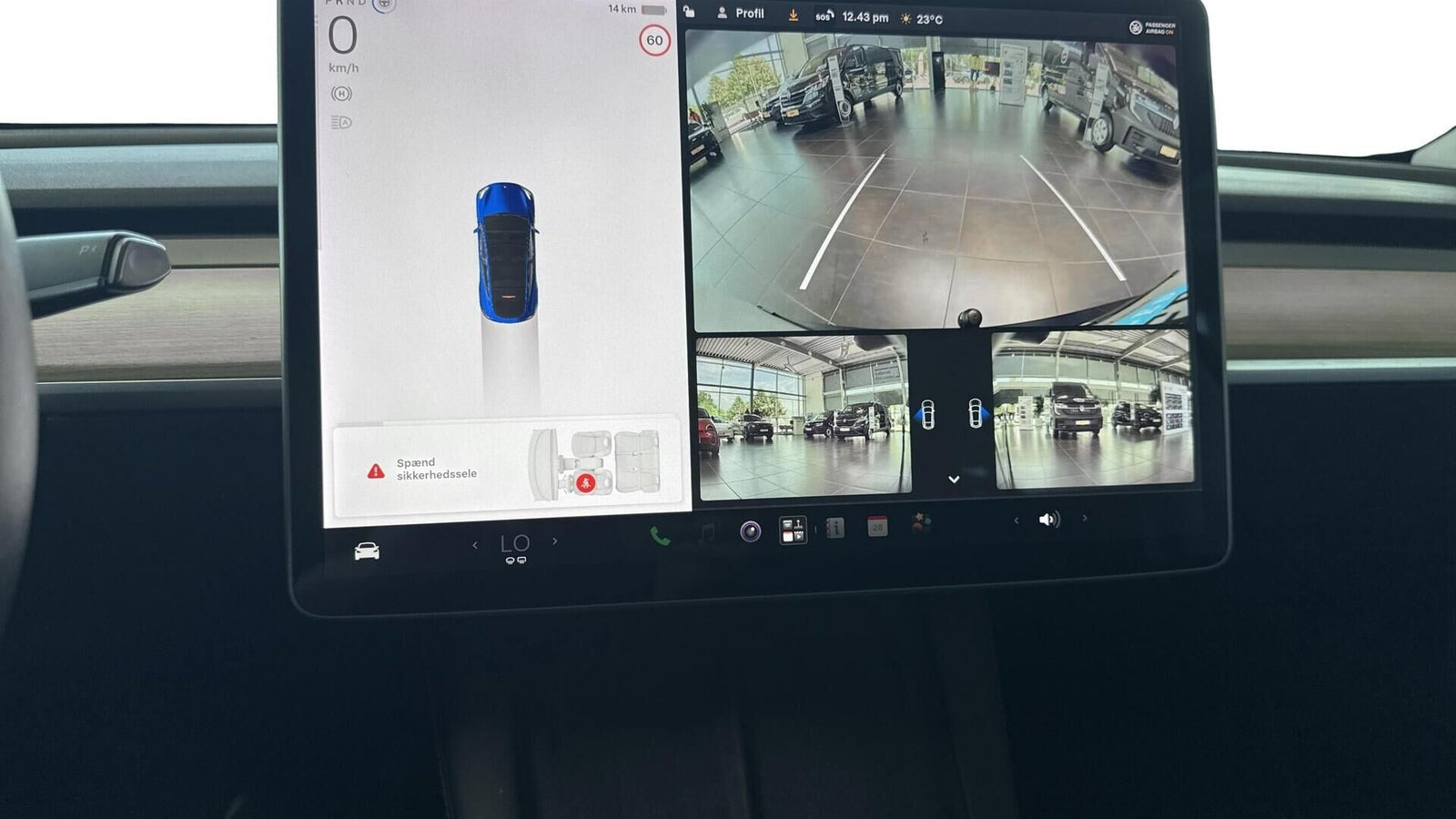 Blå Tesla Model Y fra 2021