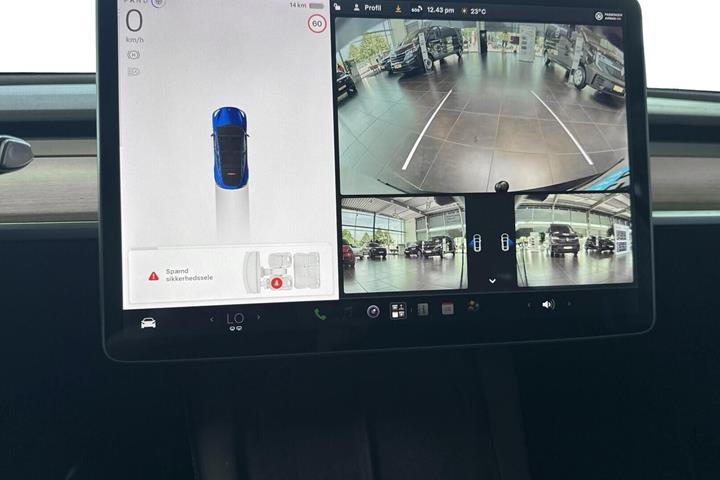 Blå Tesla Model Y fra 2021