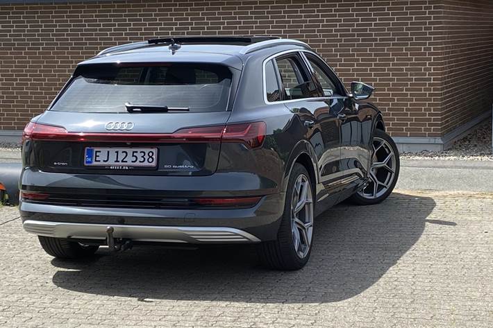 Grå Audi e-tron fra 2019