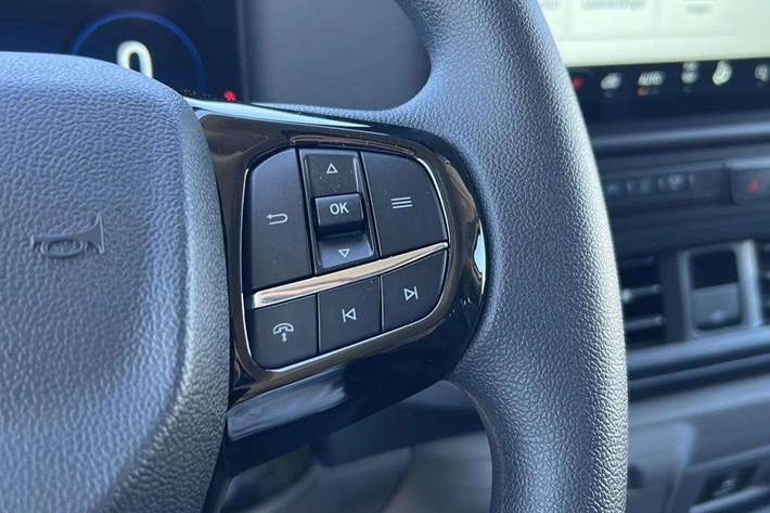 Hvid Ford Transit Custom fra 2025