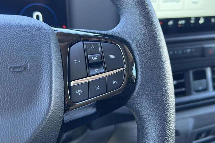 Hvid Ford Transit Custom fra 2025
