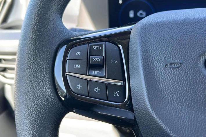 Hvid Ford Transit Custom fra 2025