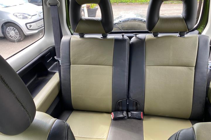 Grøn Suzuki Jimny fra 2006