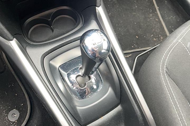 Sort Peugeot 2008 fra 2017