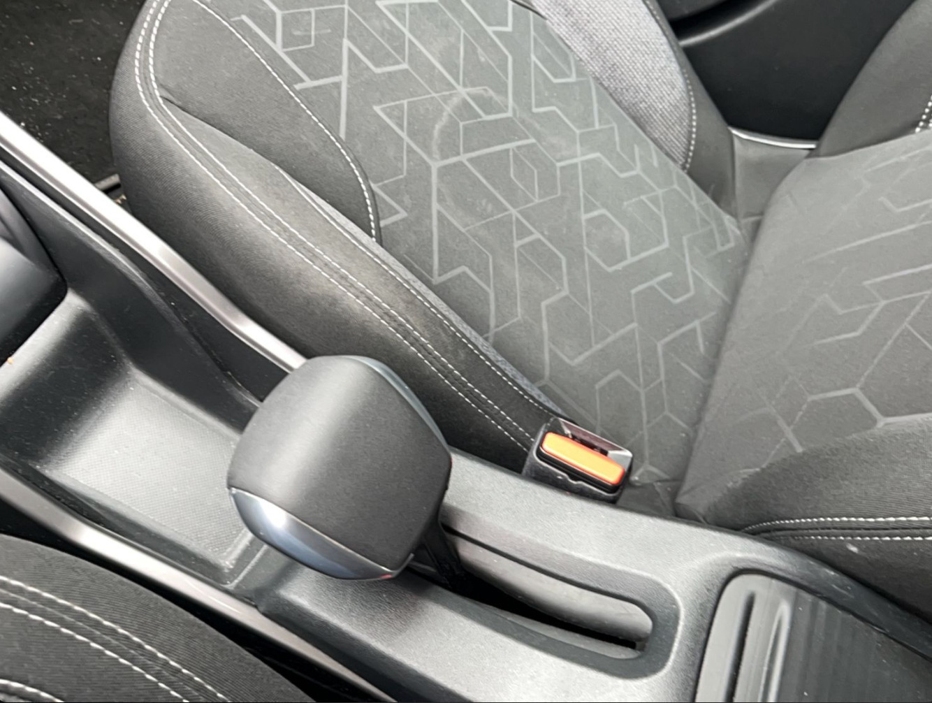 Sort Peugeot 2008 fra 2017