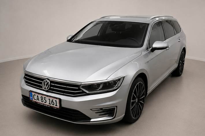 Sølv VW Passat fra 2018