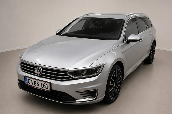 Sølv VW Passat fra 2018 set udefra