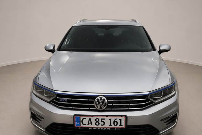 Sølv VW Passat fra 2018