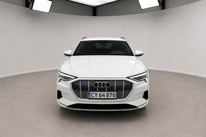Hvid Audi e-tron fra 2019