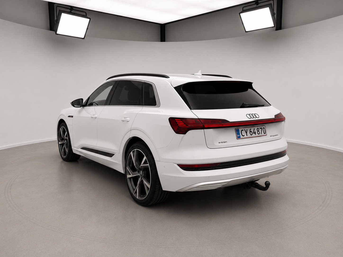 Hvid Audi e-tron fra 2019
