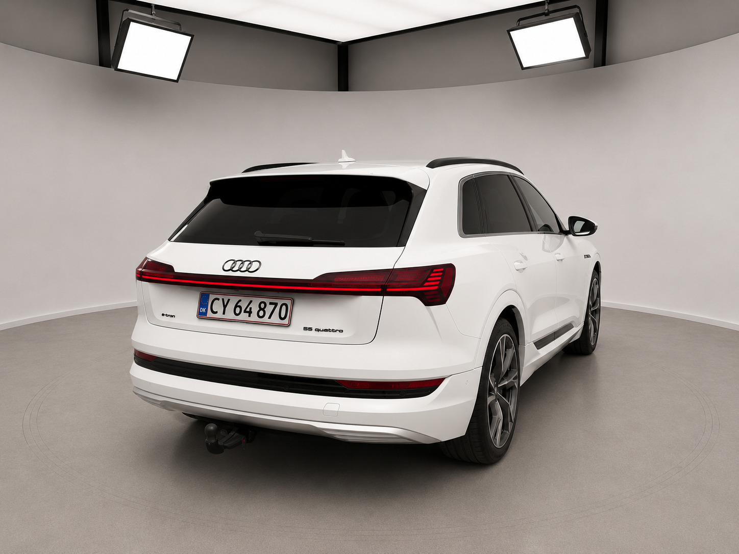 Hvid Audi e-tron fra 2019